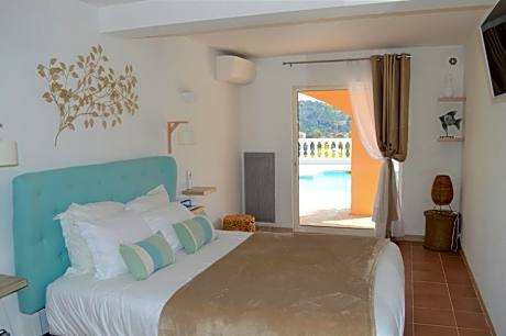 Queen Suite with Pool View