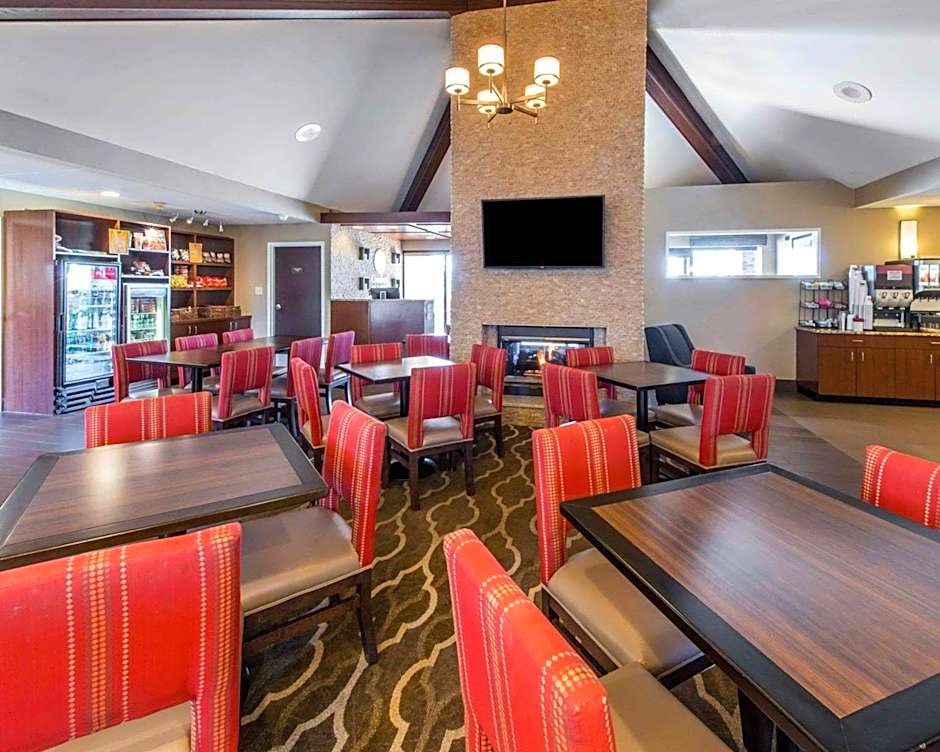 Comfort Inn & Suites Erie - Splash Lagoon Indoor Waterpark