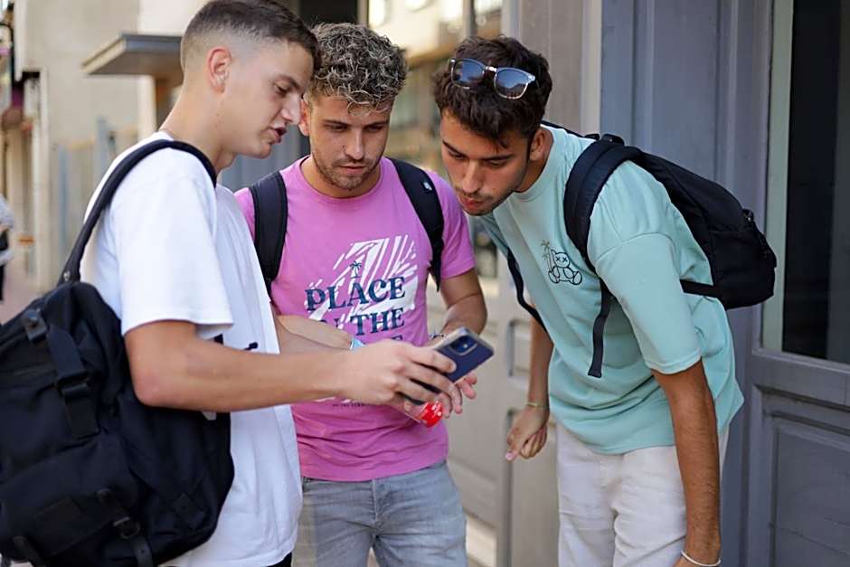 BLACK AND WHITE Hostel Palamós