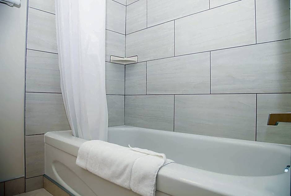 Twin Pine Inn & Suites