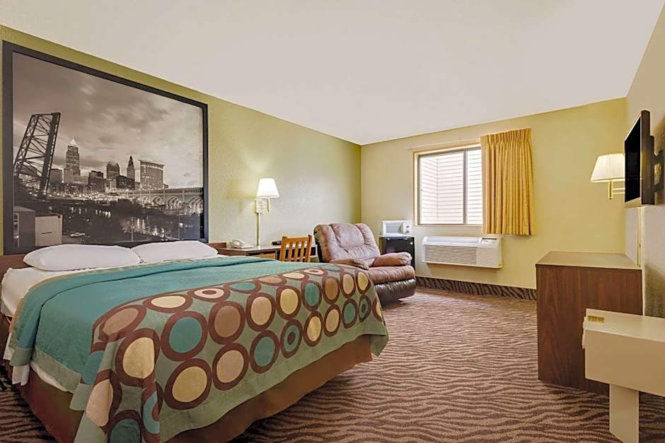 Super 8 by Wyndham Mentor/Cleveland Area