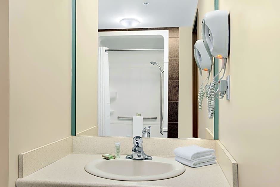 Super 8 by Wyndham Red Lake ON