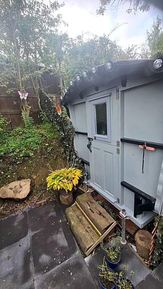 Blue bells Small but quirky & Cozy Shepherd's Hut