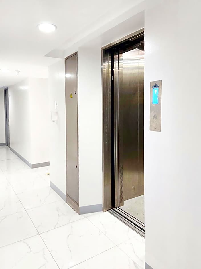 Airobedz Mckinley – Manila, Metro Manila, NY