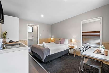 Self Contained Unit - 2 Room