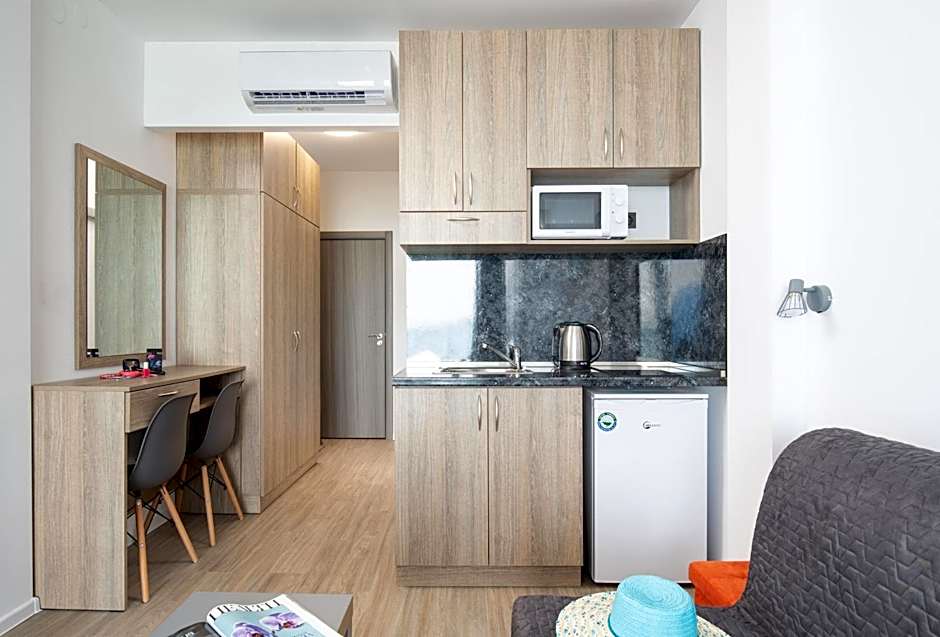 Grand Dodo's Triada Seaview Studios