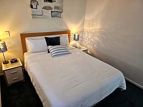 Deluxe One-Bedroom Apartment