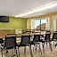 Super 8 by Wyndham Hearst ON