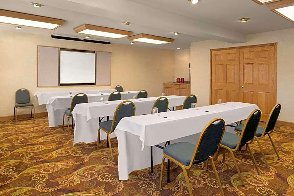 Country Inn & Suites by Radisson, Milwaukee Airport, WI