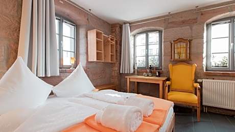 Standard room (facing the street, without TV)