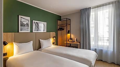 2 Standard Room Connecting - 1 Queen Bed 2 Single Beds