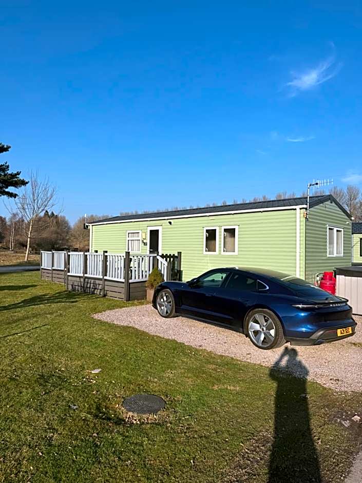 2 Bedroom Lakeview Lodge - Ensuite & Balcony Deck