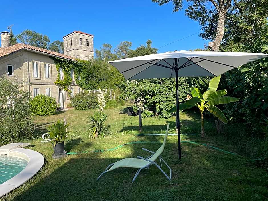 GITE 33 m2 - STUDIO avec kitchenette , espace salon, TV, 2 personnes PISCINE WIFI CLIM près Saint EMILION et du Périgord
