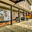 Beachcomber Lodge & Backpacker