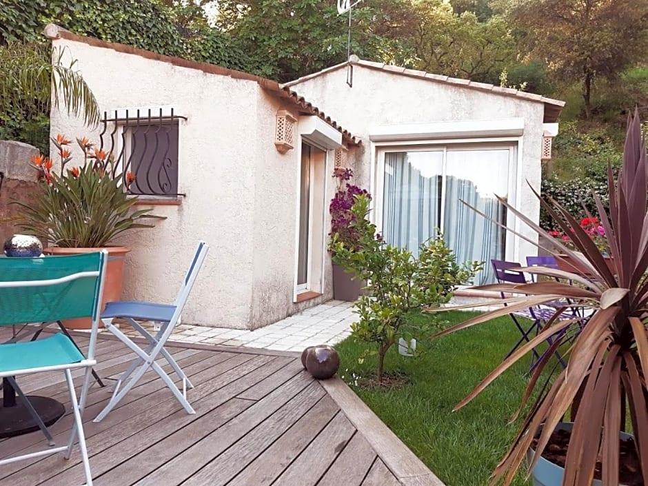 Dans UN JARDIN BB et JACUZZI