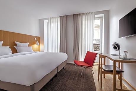 Club Queen Bed