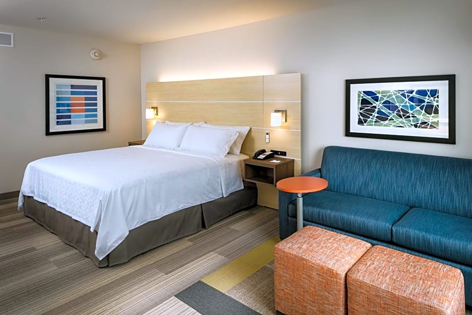 Holiday Inn Express and Suites Medford