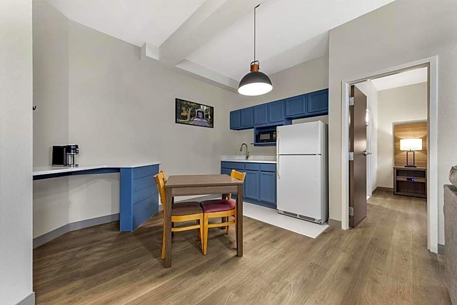 Best Western Plus Revere Inn & Suites