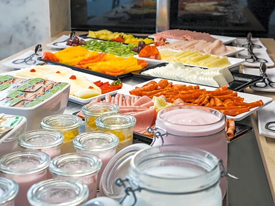 Topázio Vibe Beach Hotel & Apartments