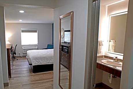 Queen Room - Non-Smoking