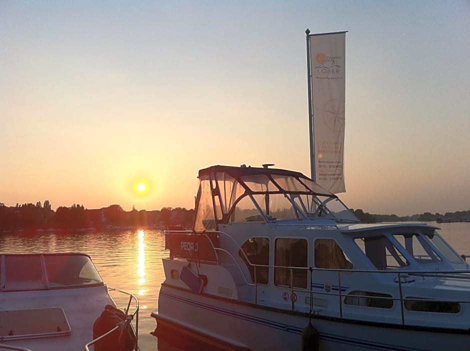 Yacht- , und Reisemobilhafen "Historisches Fährhaus" Wendenschloss