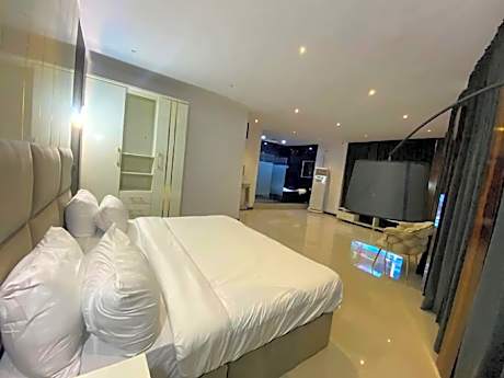 Sarina Suites and Apartments