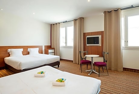 Family Room (2 Adults + 2 Children Up to 14 Years Old))