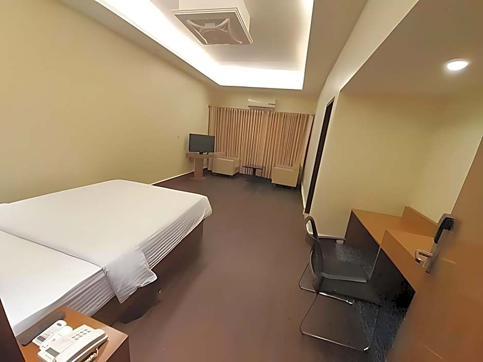 Richmond Hotel And Suites