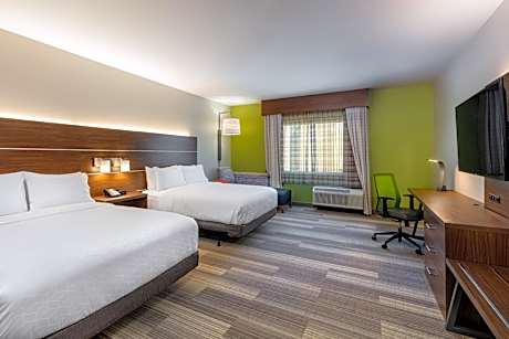 Standard Queen Room with Two Queen Beds and Mobility Accessible Tub