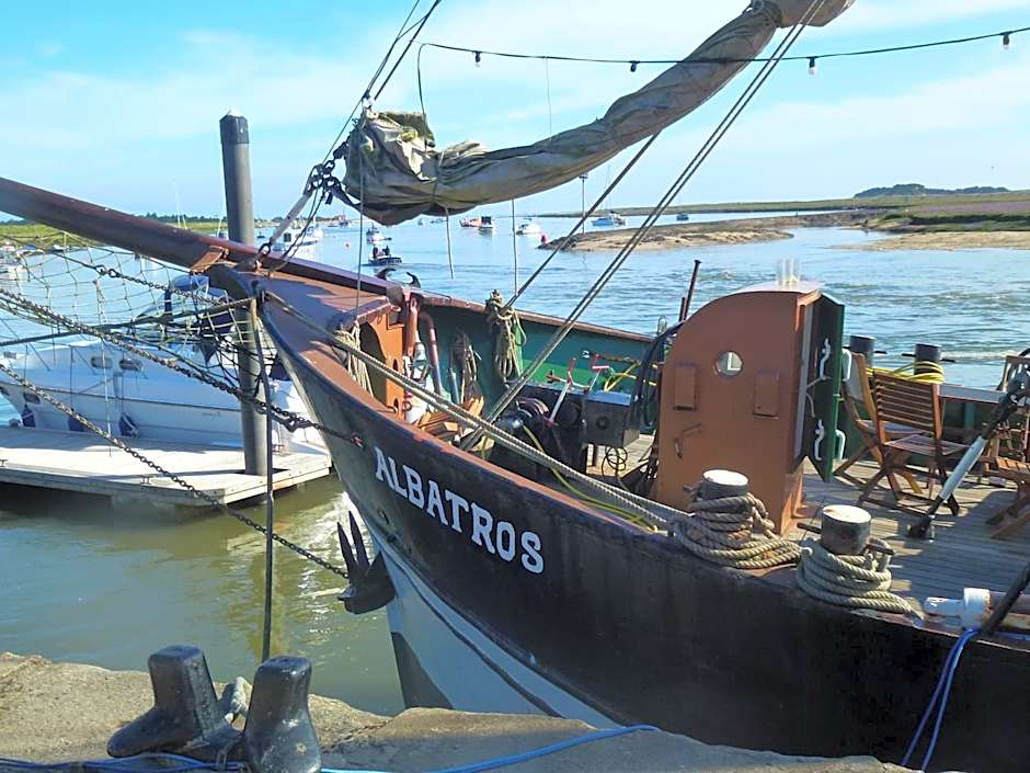 AnchorageWells Entire Cottage OR a King Ensuite on Room Only