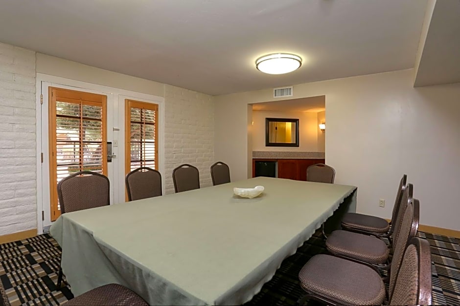 DoubleTree By Hilton Suites Tucson Airport