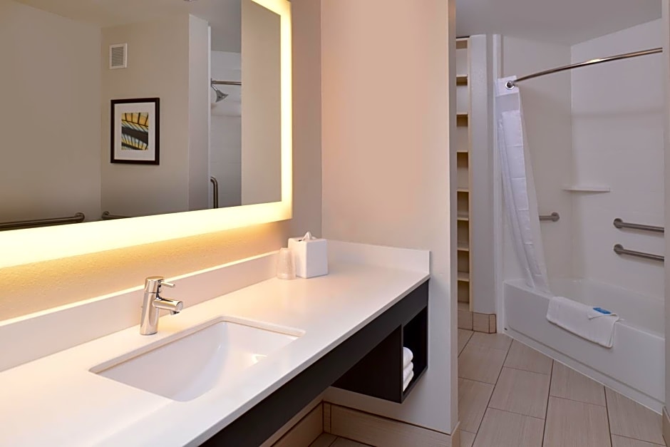 Holiday Inn Express and Suites New Orleans Airport, an IHG Hotel