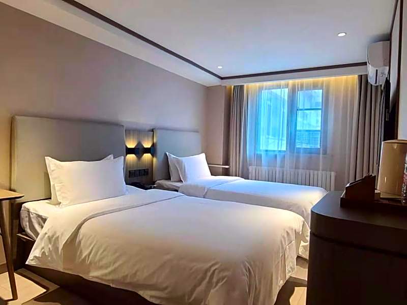 Hanting Hotel Qingdao Yan'an 3rd Road Zhiquan Road Metro Station