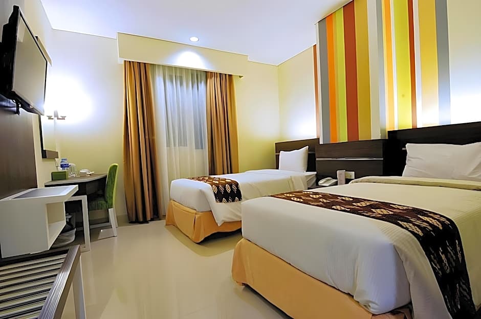 Pose In Hotel Solo