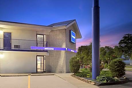 Travelodge by Wyndham Madison Heights MI