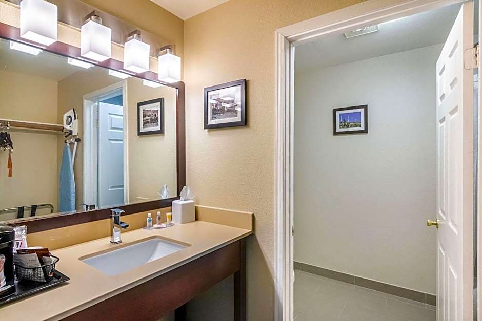 Comfort Inn & Suites