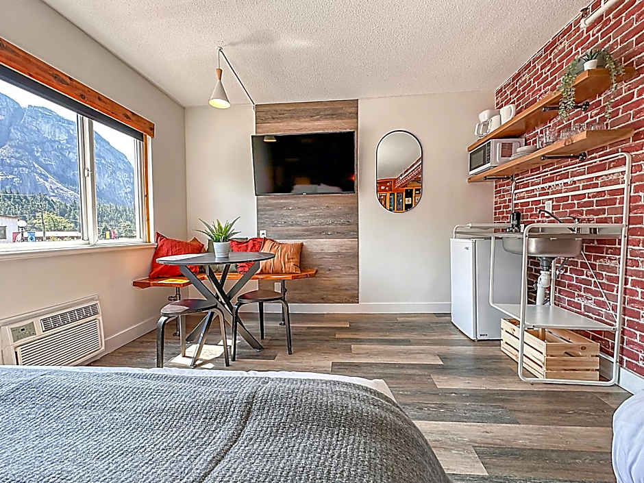 Crash Hotel Squamish