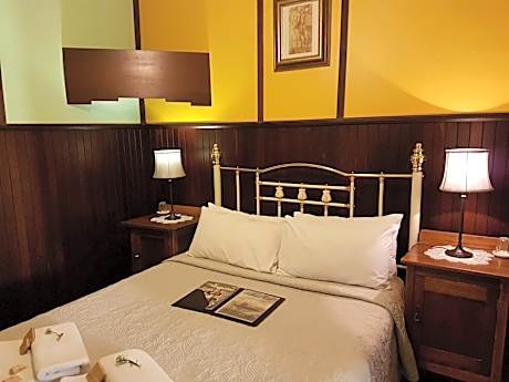 Merlot Queen Room with Courtyard