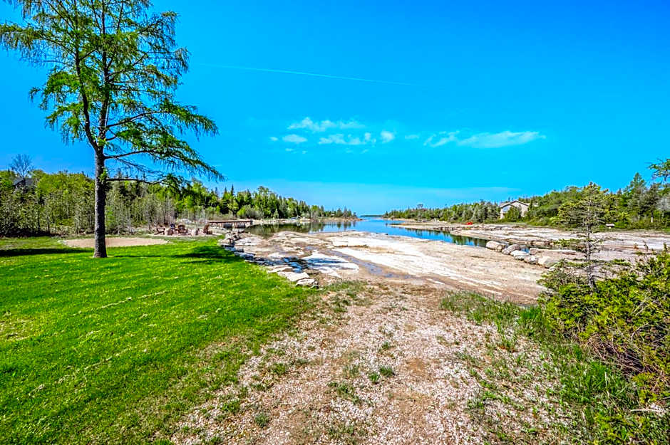 Luxury Lakefront Escape w Games Room