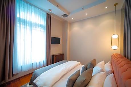 Deluxe Queen Suite