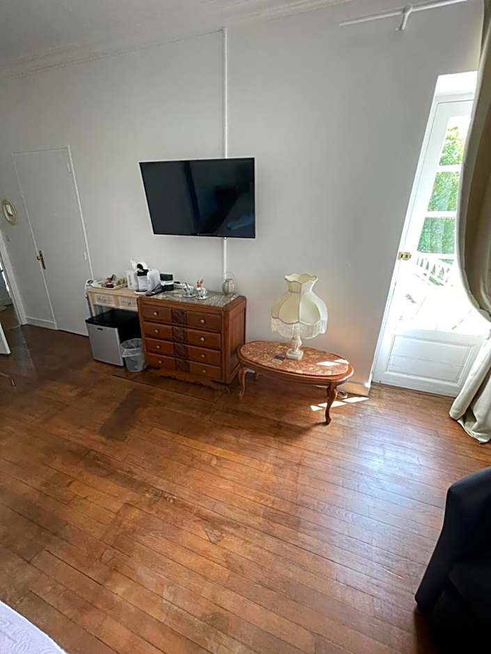 Vue du Château d'Excideuil en chambres