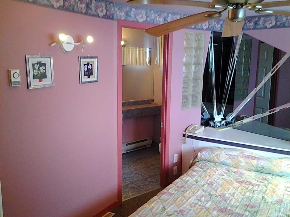 Photo 1 of 7 of 1 Queen Bed, Jetted Tub