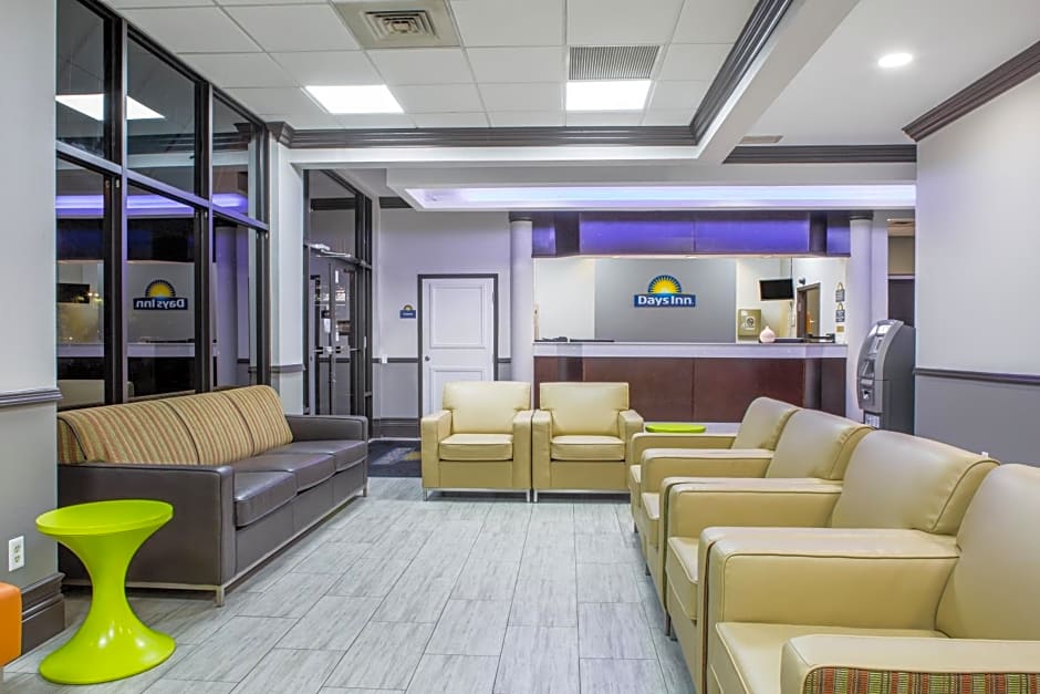 Days Inn & Suites by Wyndham Orlando Airport