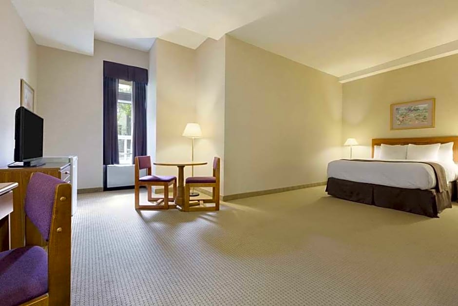 Days Inn by Wyndham Toronto East Beaches