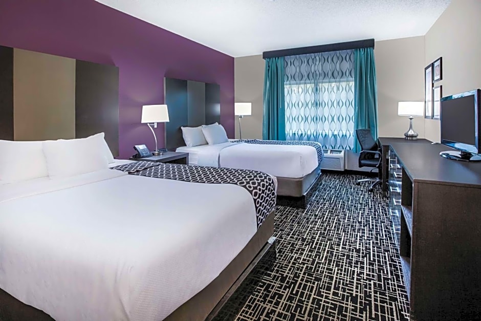 La Quinta Inn & Suites by Wyndham Indianapolis North At Pyramids