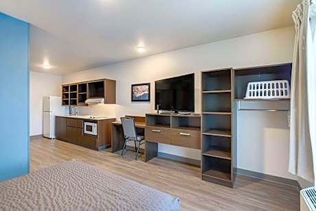 QUEEN SUITE ACCESSIBLE ROLL IN SHOWER