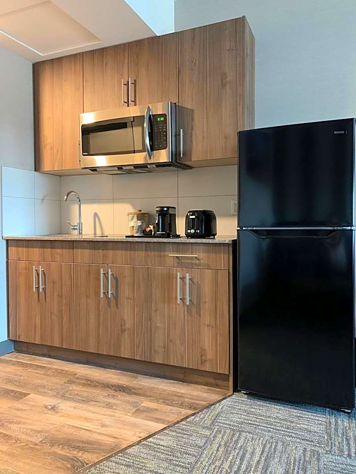 Meridian Inn & Suites Regina Airport