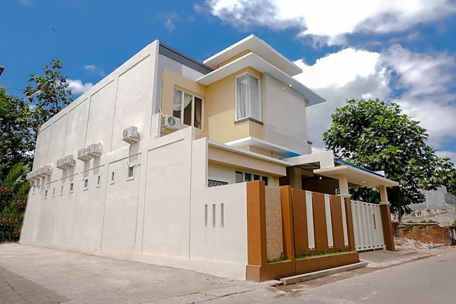 OYO Flagship 1603 Antosa Family Residence Silver Key