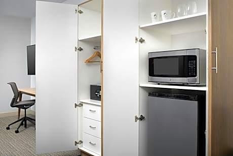King Room with Adapted Tub - Mobility Accessible