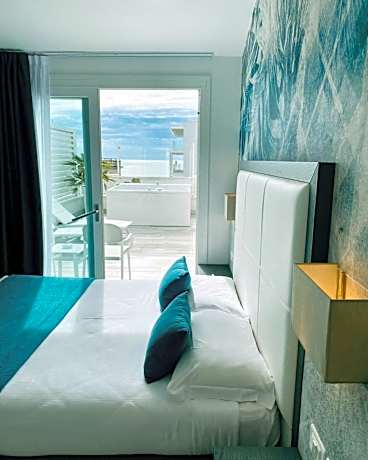 Deluxe Quadruple Room with Terrace and External Jacuzzi